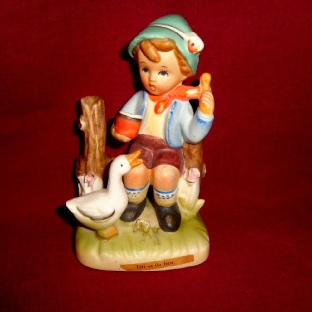 Vintage ceramic figurine By Erich Stauffer 5.5" Tall Excellent Condition